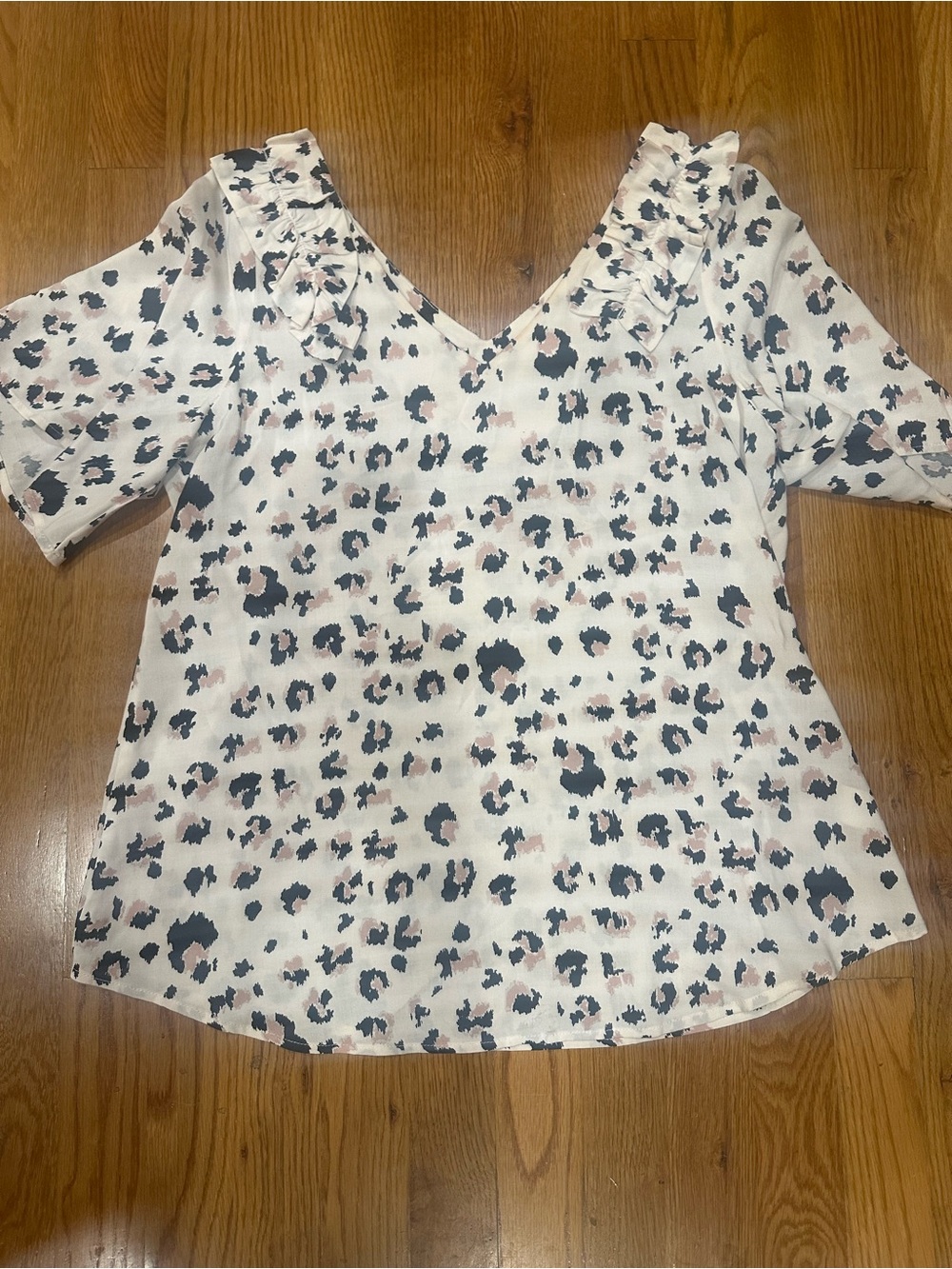 ANDREE BY UNIT Cream Leopard Print V-Neck Ruffle Sleeve Top Small